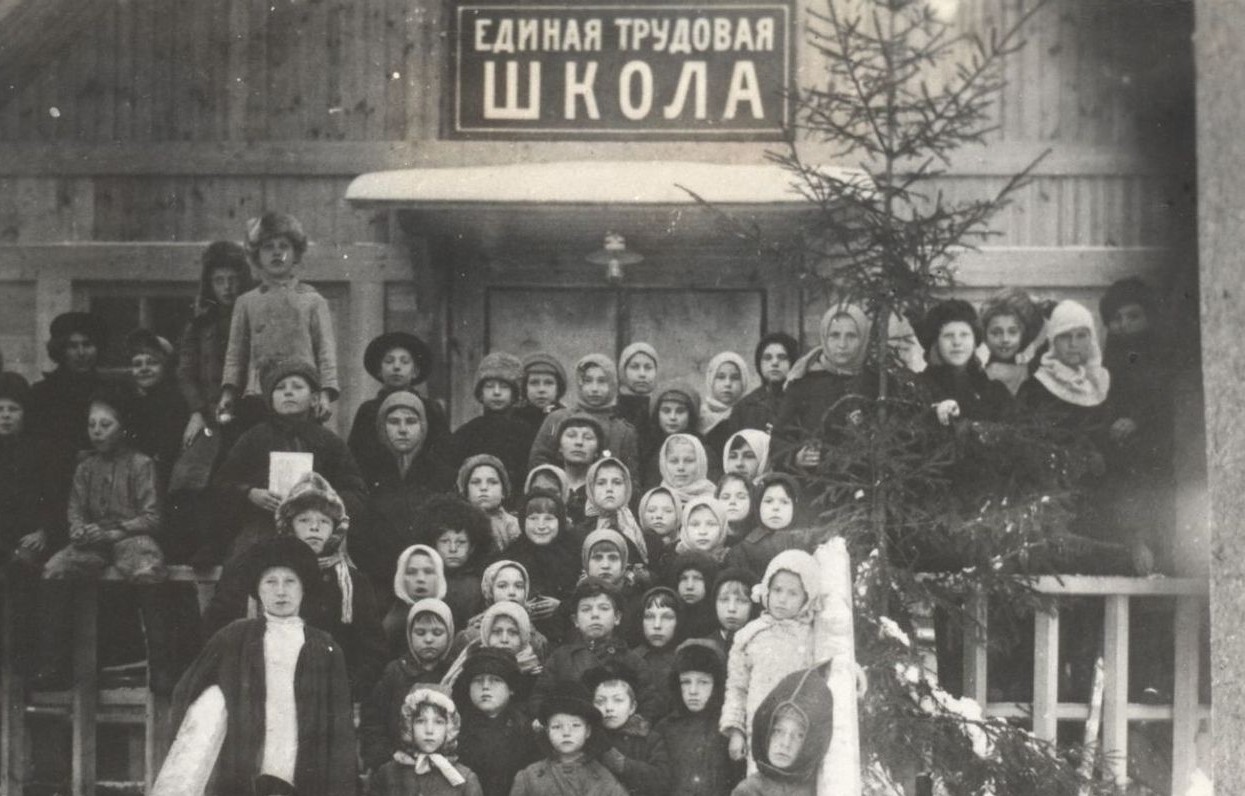 Переименование войскового училища в единую трудовую школу